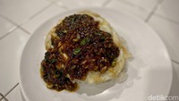 Menu dengan harga terjangkau tapi rasanya tetap patut diacungi jempol adalah menu nasi telur ceplok kecap (Rp 17.000). Karena lezat dan terjangkau, menu ini juga jadi favorit di sini. Foto: detikcom/Riska Fitria