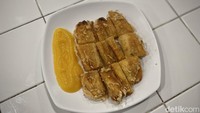 Tak hanya menu utama saja, di Kopi Ko Acung juga tersedia menu camilan dan penutup khas Sambas. Yang sayang dilewatkan ada pisang goreng selai kaya (Rp 12.000). Foto: detikcom/Riska Fitria