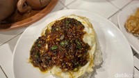 Menunya sederhana, hanya berupa nasi dengan lauk telur ceplok kemudian diberi bumbu kecap. Rasanya gurih, manis, dan ada rasa bawang putih segar juga beraroma harum. Foto: detikcom/Riska Fitria