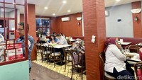 Restoran Kopi Ko Acung mengusung konsep peranakan, terlebih pada interior restorannya. Areanya didesain dengan perpaduan warna cerah, yakni hijau tosca, merah bata, dan putih. Foto: detikcom/Riska Fitria