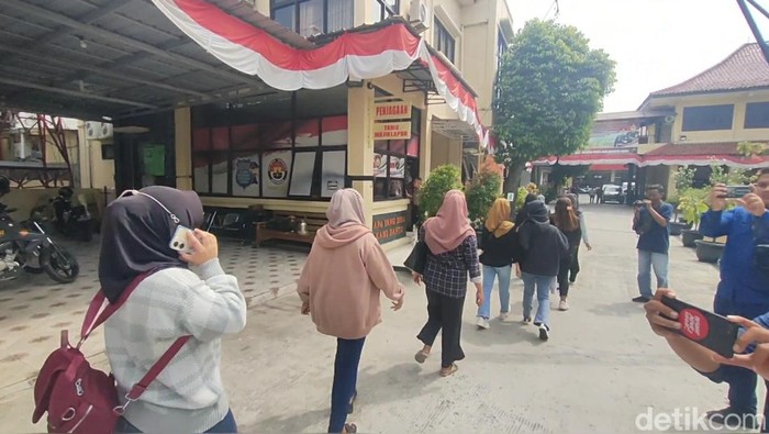 Korban arisan online bodong mendatangi Polres Brebes, Rabu (2/8/2023).
