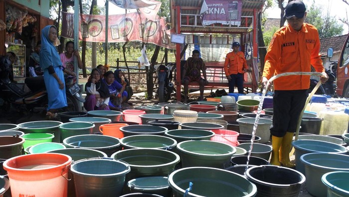 Petugas Badan Penanggulangan Bencana Daerah (BPBD) mendistribusikan air bersih di Desa Gunung Putri, Suboh, Situbondo, Jawa Timur, Rabu (2/8/2023). Berdasarkan data BPBD Situbondo, sebanyak lima desa di lima kecamatan di kabupaten tersebut kesulitan air bersih akibat musim kemarau. ANTARA FOTO/Seno/Spt.