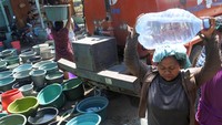 Warga membawa air bersih yang didistribuskan Badan Penanggulangan Bencana Daerah (BPBD) di Desa Gunung Putri, Suboh, Situbondo, Jawa Timur, Rabu (2/8/2023).  
