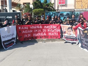 Massa Laskar Borneo di Samarinda Gelar Demo: Rocky Gerung Bikin Gaduh