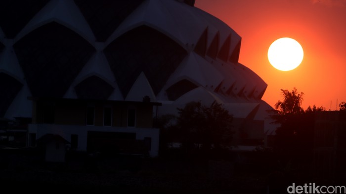 Lembayung senja di Masjid Al-Jabbar