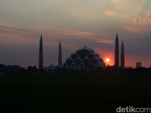 Pesona Senja yang Indah di Masjid Al Jabbar Bandung