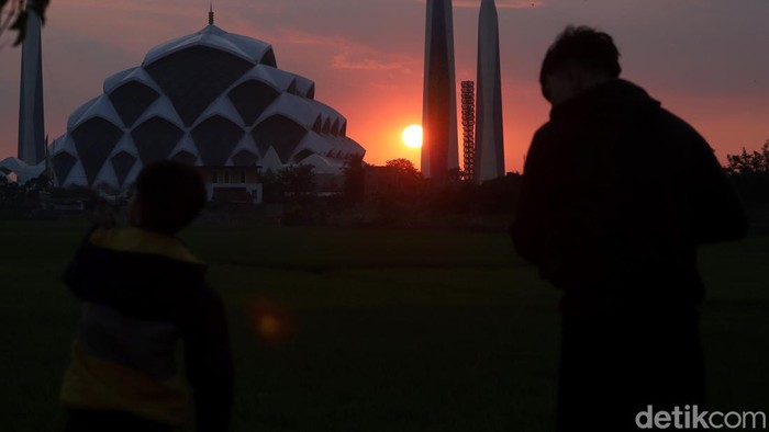 Lembayung senja di Masjid Al-Jabbar