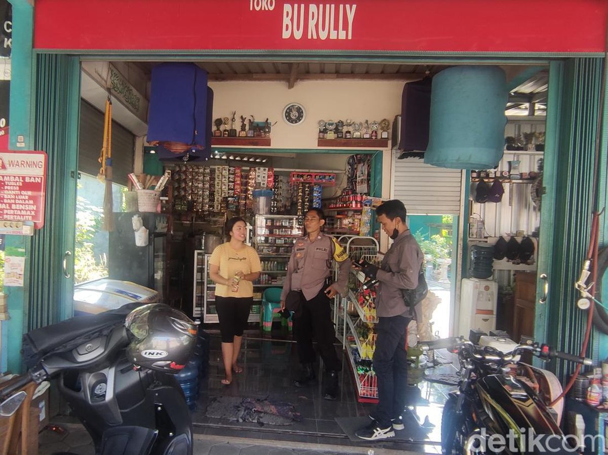 Terekam CCTV, Emak-emak Semarang Gondeli Motor Maling di Tokonya