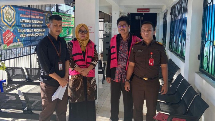 Mantan Kadindik Jatim Saiful Rachman (2 dari kanan) saat diserahkan ke kejaksaan.