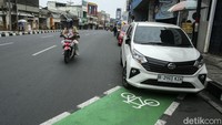 Ada juga mobil yang menjadikan jalur sepeda sebagai tempat parkir.  