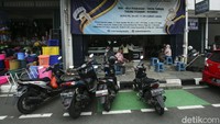 Sejumlah sepeda motor terpantau parkir di jalur sepeda di Depok, Rabu (2/8/2023).  