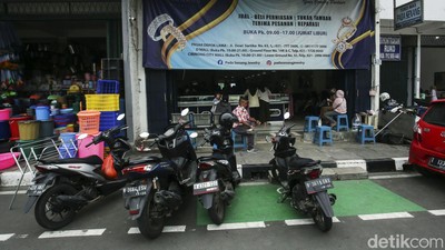 Masih Baru, Jalur Sepeda Depok Sudah Jadi Tempat Parkir Liar