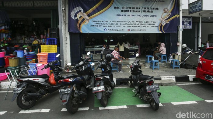 Depok kini telah memiliki jalur khusus sepeda. Namun jalur yang masih baru itu justru dijadikan sebagai tempat parkir liar, Rabu (2/8/2028).