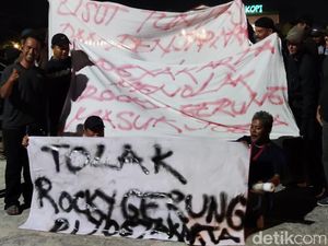 Massa Tolak Rocky Gerung Jadi Pembicara Diskusi di Sleman, Ini Alasannya