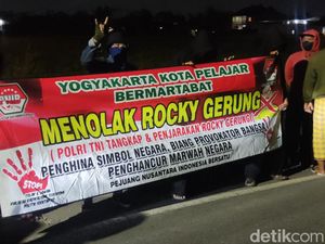 Geger Massa Tolak Rocky Gerung Jadi Pembicara Diskusi di Sleman