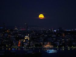 Melihat Keindahan Terbitnya Supermoon di Berbagai Belahan Dunia