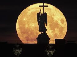 Melihat Keindahan Terbitnya Supermoon di Berbagai Belahan Dunia