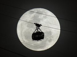 Melihat Keindahan Terbitnya Supermoon di Berbagai Belahan Dunia