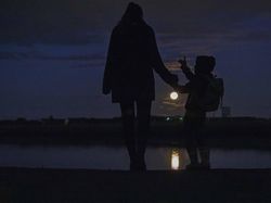 Melihat Keindahan Terbitnya Supermoon di Berbagai Belahan Dunia