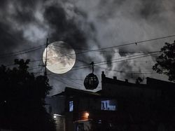 Melihat Keindahan Terbitnya Supermoon di Berbagai Belahan Dunia