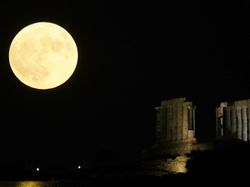 Melihat Keindahan Terbitnya Supermoon di Berbagai Belahan Dunia