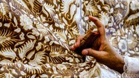 Selain Lok Chan, Sawinah juga membuat batik tulis motif Ikan Etong dari Indramayu, Jawa Barat. Motif ini lekat dengan budaya kehidupan pesisir Indramayu.  