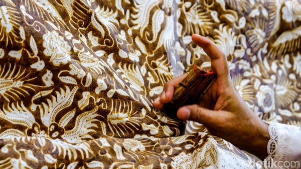 Melihat Lebih Dekat Teknik Pembuatan Batik Tulis Lok Chan