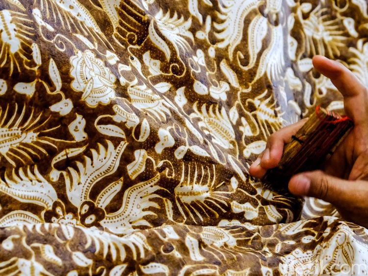 Melihat Lebih Dekat Teknik Pembuatan Batik Tulis Lok Chan