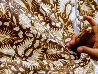 Melihat Lebih Dekat Teknik Pembuatan Batik Tulis Lok Chan