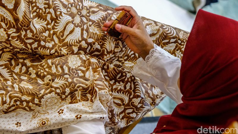 Perajin batik Sawinah membuat batik tulis motif Lok Chan di acara GBN 2023 di Senayan Park, Jakarta, Rabu (2/8/2023).