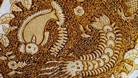 Motif Lok Chan dari Tuban, Jawa Timur terkenal dengan burung Phoenix atau burung Hong yang menjadi burung kepercayaan etnis Tionghoa. Motif Lok Chan melambangkan keperkasaan dari seorang laki-laki.  