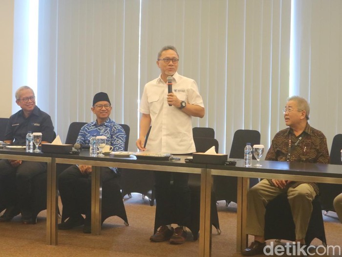 Menteri Perdagangan Zulkifli Hasan saat beraudiensi dengan petani tembakau di Kabupaten Kudus, Rabu (2/8/2023).