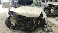 Kondisi mobil bagian depan hancur parah. Bumper dan kap mesin mobil rusak. Terlihat kaki-kaki mobil juga rusak parah.  Foto: dok. Istimewa