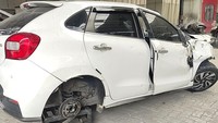 Meski bagian depan mobil hancur, kerusakan di bagian belakang jauh lebih tidak menkhawatirkan. Pintu mobil tidak bisa ditutup dengan sempurna. Foto: dok. Istimewa