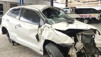 Ini penampakan mobil Suzuki Baleno putih yang ditumpangi Rendy Kjaernett dan Lady Nayoan saat mengalami kecelakaan di Tol Jatibening, Bekasi, pada Senin (31/7/2023) pukul 3.00 WIB. Foto: dok. Istimewa