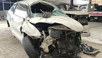Rendy Kjaernett menceritakan kecelakaan terjadi saat dia dan Lady sedang ngobrol santai dalam perjalanan pulang setelah melakukan mediasi. Ketika akan pindah jalur ke kiri ban mobil mengalami selip dan membuat mobil tak terkendali hingga menabrak beton pembatas jalan dan terguling sebanyak 3 kali. Foto: dok. Istimewa