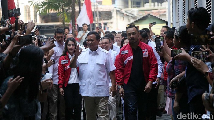 Prabowo Subianto mendatangi kantor DPP PSI. Pertemuan ini membahas silahturahmi kebangsaan dan kedua partai ini dianggap sefrekuensi menghadapi Pemilu 2024.