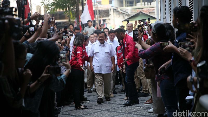 Prabowo Subianto mendatangi kantor DPP PSI. Pertemuan ini membahas silahturahmi kebangsaan dan kedua partai ini dianggap sefrekuensi menghadapi Pemilu 2024.