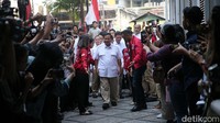 Ketua Umum Partai Gerindra Prabowo Subianto tiba di kantor DPP PSI. Kedatangan Prabowo disambut langsung oleh Ketua Umum (Ketum) PSI Giring Ganesha.  