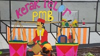 Mural itu bergambar khas Betawi seperti gambar pedagang kerak telor ini.  
