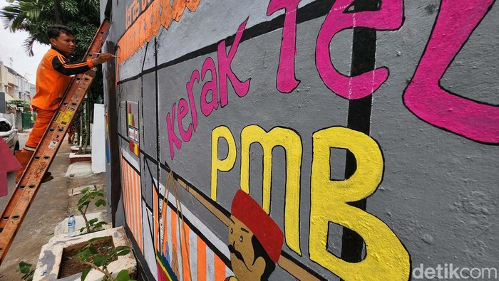 Mural bertemakan HUT RI menghiasi Kota Jakarta. Seperti di Jl Pembangunan III Dalam, Petojo Utara, Jakarta, ini.