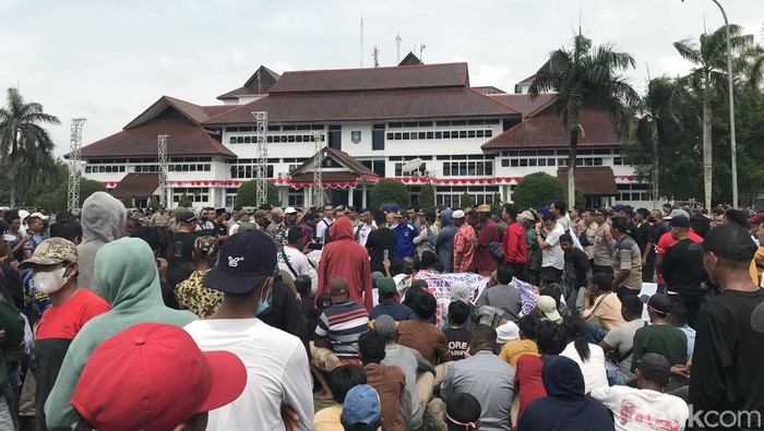 Nelayan berdemo di depan kantor Gubernur Bangka Belitung.