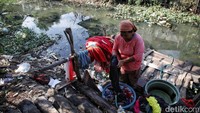 Warga bahkan menjadikan air yang tidak layak untuk mencuci pakaian.  