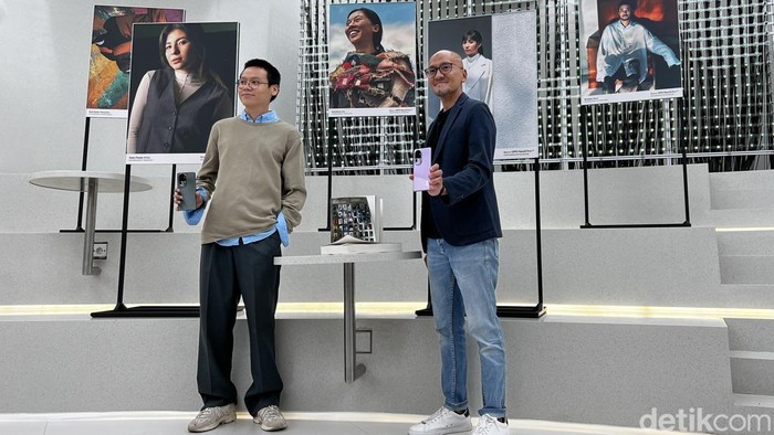 Thomas Sito dan Baskoro Adiwiyono memamerkan Oppo Reno10 Pro Plus 5G