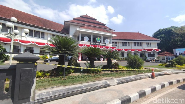 Pagar Balai Kota Malang dibongkar