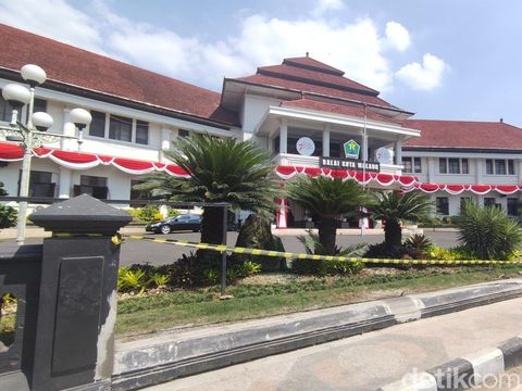 Pagar Balai Kota Malang dibongkar