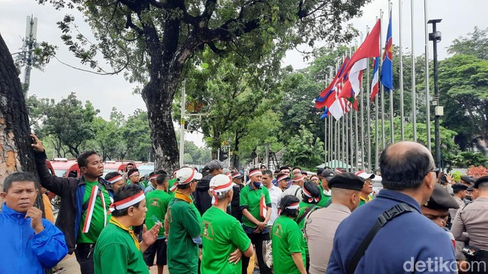 Pedagang Pasar Senen demo di Balai Kota