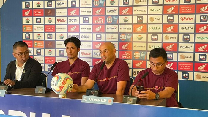 Pelatih PSM Makassar Bernardo Tavares dan pemainnya Kenzo Nambu jelang melawan Persik Kediri di Stadion Gelora BJ Habibie Parepare.