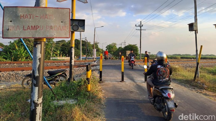 Pelintasan TKP Luxio tertabrak KA di Jombang