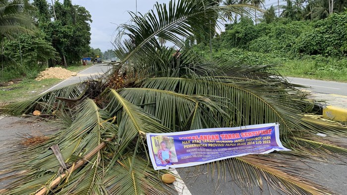 Pemalangan di Jalan Raya Holtekamp, Kota Jayapura.